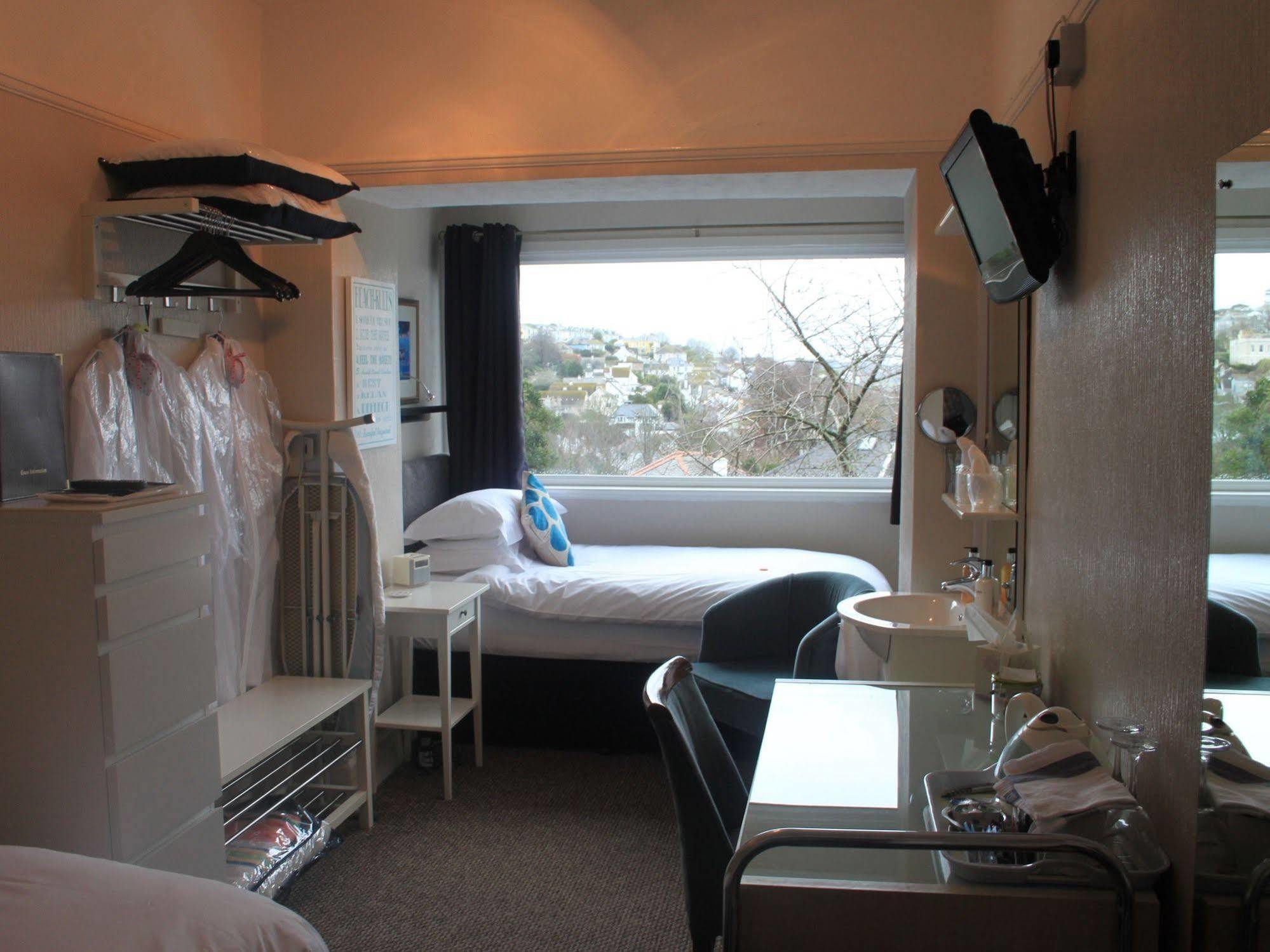 The Red House Guest House 팰머스 외부 사진